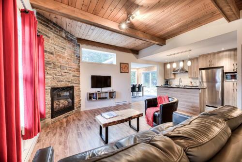 Chalet La Chouette with Private Spa Access to Ouareau Forest in Entrelacs (QC)