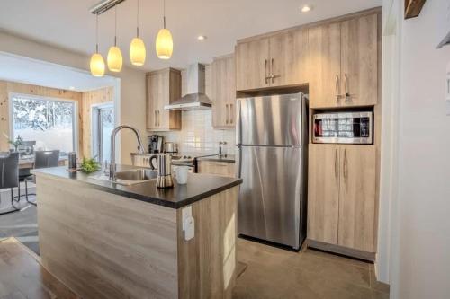 Chalet La Chouette with Private Spa Access to Ouareau Forest in Entrelacs (QC)