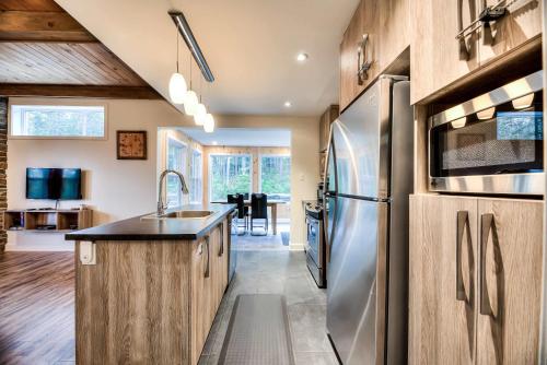 Chalet La Chouette with Private Spa Access to Ouareau Forest in Entrelacs (QC)