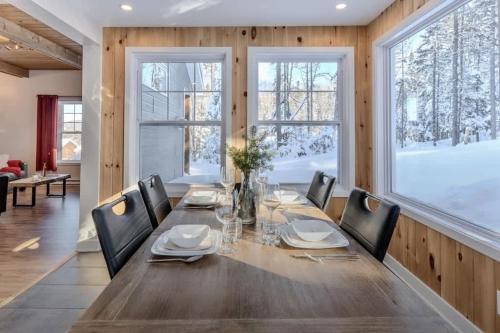 Chalet La Chouette with Private Spa Access to Ouareau Forest in Entrelacs (QC)
