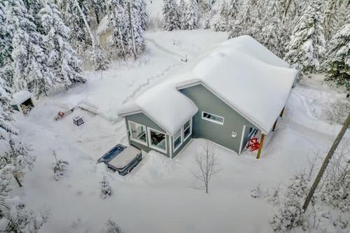 Chalet La Chouette with Private Spa Access to Ouareau Forest