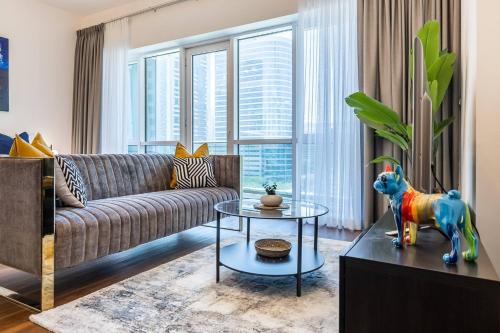 Spacious Luxe Studio Near Metro