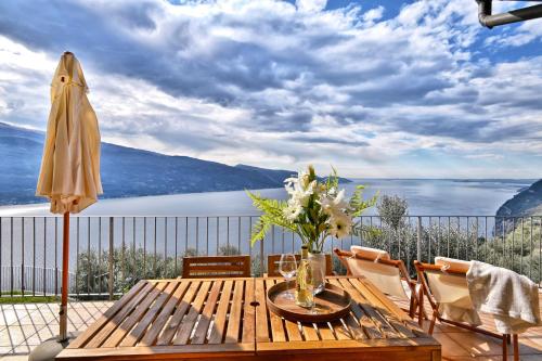 La Terrazza sul Lago by Theater Home