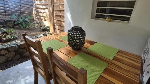 バルコニー/テラス, Cozy House with Terrace in Upper Prince's Quarter in オイスター ポンド