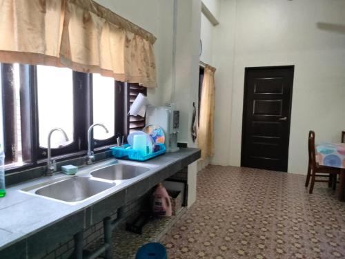 Kitchen, KASMA HOMEsTELs in Merang