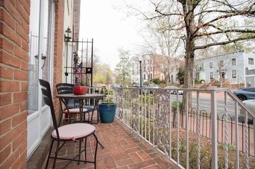 Sojourn Only 8 Blocks to Capitol and Private Patios near แคปปิตัล