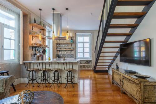 Stylish Downtown Porto Duplex 2BR Walk everywhere!, Porto