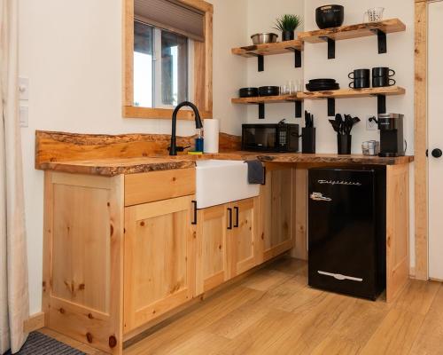 Tiny Cabin #6 at The Cedars in ไบร์ซ