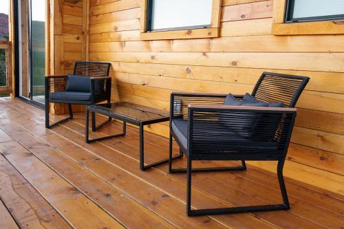 Tiny Cabin #7 at The Cedars in ไบร์ซ