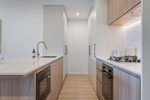 Skyline n Rooftop Pool 2BR Modern Stay Near CBD