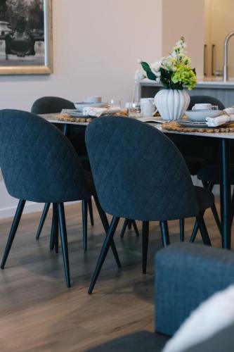 Skyline n Rooftop Pool 2BR Modern Stay Near CBD