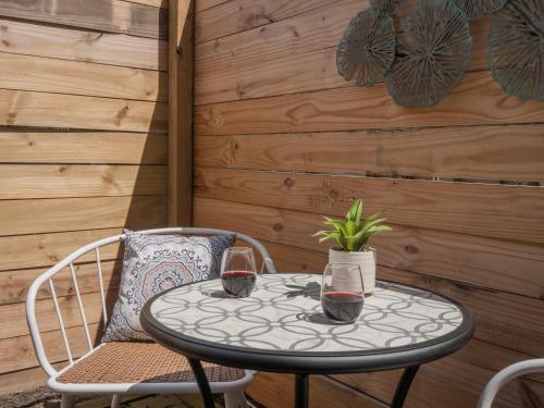 Jennifer's Chic Modern 1st Floor Apt Private Patio - image 13