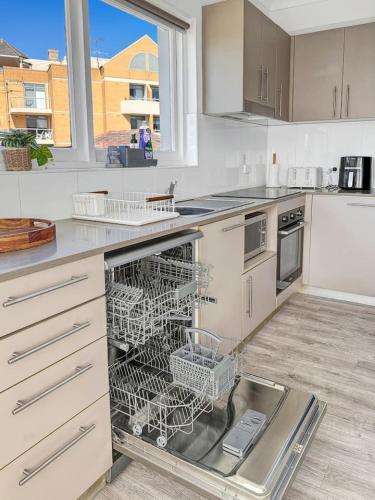 Serviced Luxury Condo Parkside moments to metro with parking - image 10