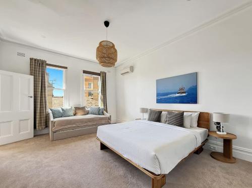 Serviced Luxury Condo Parkside moments to metro with parking - image 9