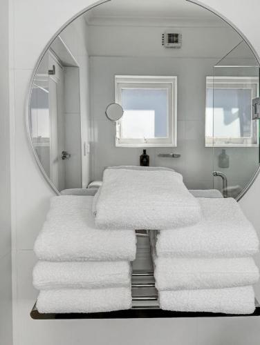 Serviced Luxury Condo Parkside moments to metro with parking - image 13