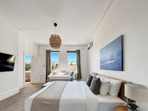 Serviced Luxury Condo Parkside moments to metro with parking - image 4