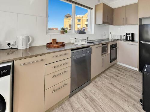 Serviced Luxury Condo Parkside moments to metro with parking - image 2