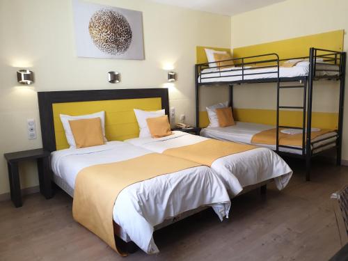 1 double bed, 2 bunk beds