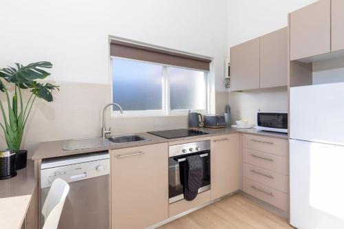 Stunning Huge Studio Sunny terrace with Parking - image 4