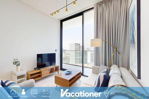 Vacationer Holiday Homes I Chic 2 Bed l Private Pool l Close to Circle Mall, Dubaï