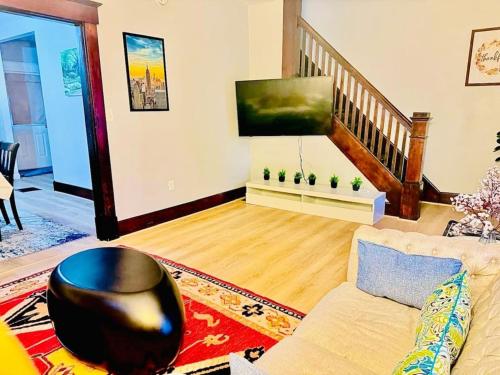 516) Charming home- sleeps 8