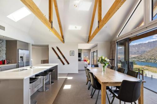 Panorama Paradise | Lake Views & Close to CBD - image 9