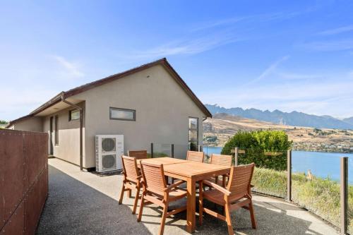Panorama Paradise | Lake Views & Close to CBD - image 11
