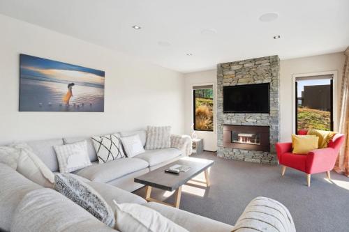 Panorama Paradise | Lake Views & Close to CBD - image 3