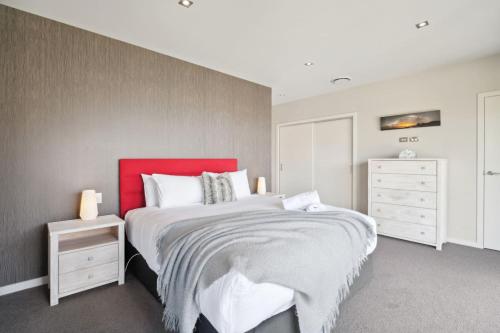 Panorama Paradise | Lake Views & Close to CBD - image 8