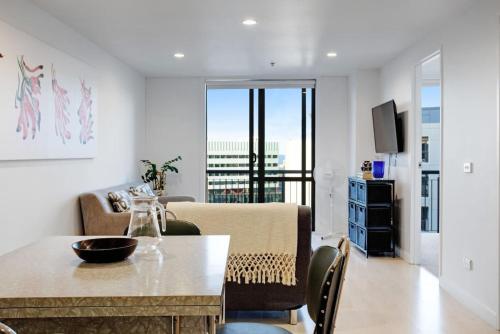 Cityscape Delight with Skyline View - Free Parking - image 4