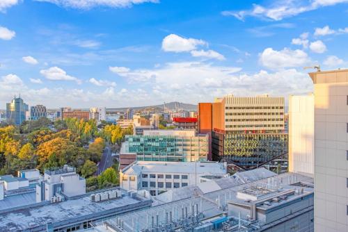 Cityscape Delight with Skyline View - Free Parking - image 3