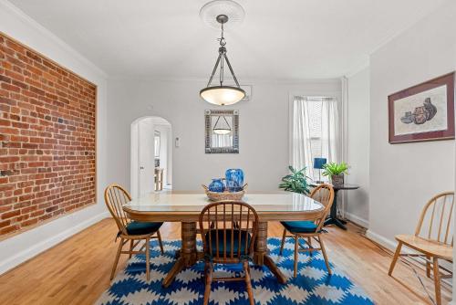 Sojourn Classic DC Rowhouse with Parking Sojourn Classic DC Rowhouse with Parking