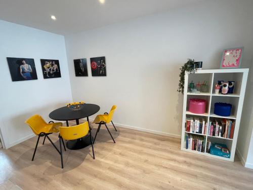 Colorful POP apartment in the heart of Antwerp, Anversa (foto 10)