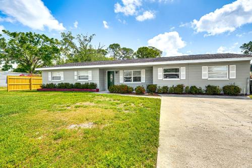 Bright Ruskin Home Less Than 2 Mi to Beach and Marina! in Ruskin, USA