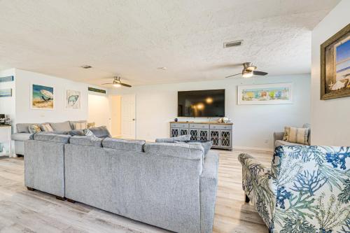 Less Than 2 Mi to Beach and Marina Bright Ruskin Retreat! in Ruskin