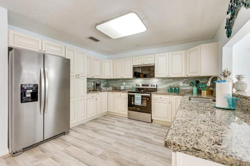 Bright Ruskin Home Less Than 2 Mi to Beach and Marina! in Ruskin, USA