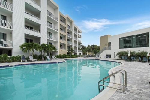 Luxury Condo Living on Sarasota Bay, Minutes From Downtown in Központi Cocoanut