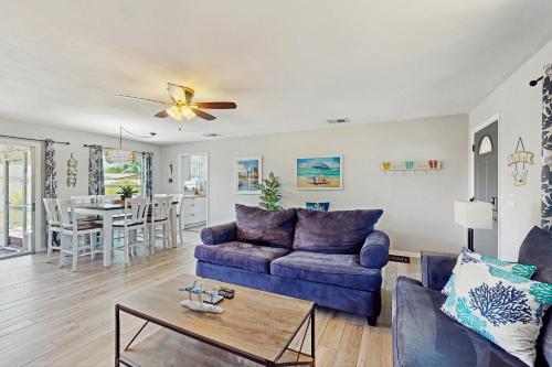 Relax in Retro 2 Br home by RedAwning – Clearwater, FL