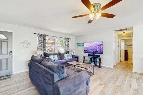 Relax in Retro 2 Br home by RedAwning – Clearwater, FL