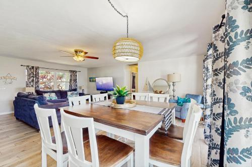 Relax in Retro 2 Br home by RedAwning – Clearwater, FL