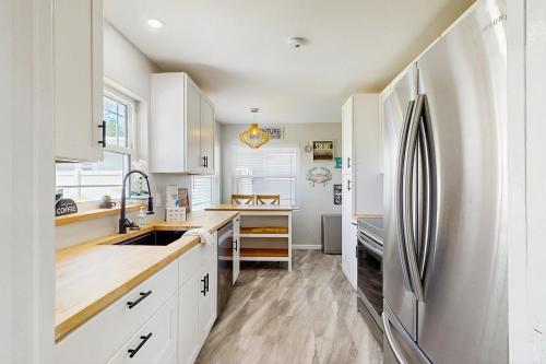 Relax in Retro 2 Br home by RedAwning – Clearwater, FL