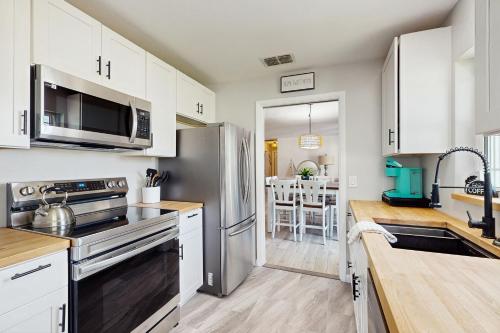Relax in Retro 2 Br home by RedAwning – Clearwater, FL