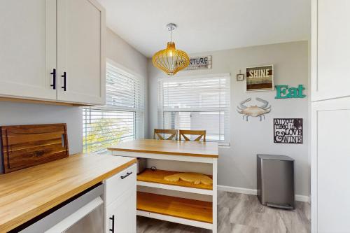 Relax in Retro 2 Br home by RedAwning – Clearwater, FL