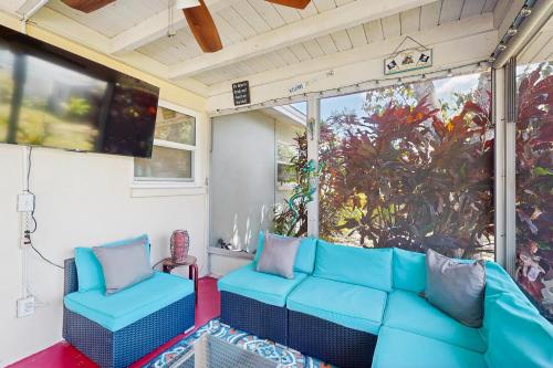 Relax in Retro 2 Br home by RedAwning – Clearwater, FL