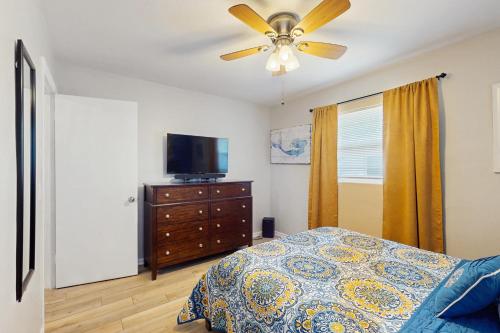 Relax in Retro 2 Br home by RedAwning – Clearwater, FL