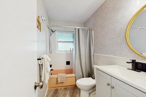 Relax in Retro 2 Br home by RedAwning – Clearwater, FL
