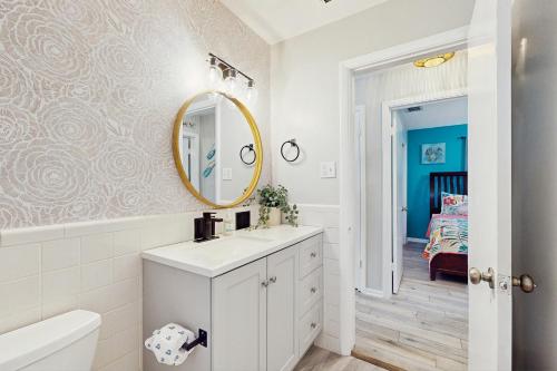Relax in Retro 2 Br home by RedAwning – Clearwater, FL