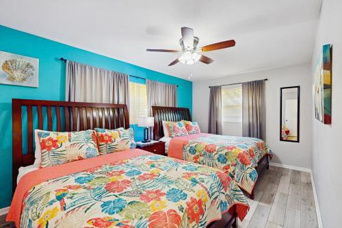 Relax in Retro 2 Br home by RedAwning – Clearwater, FL