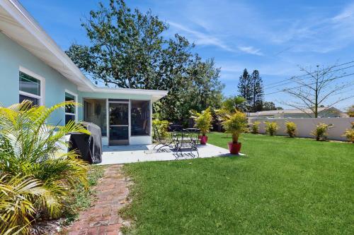 Relax in Retro 2 Br home by RedAwning – Clearwater, FL