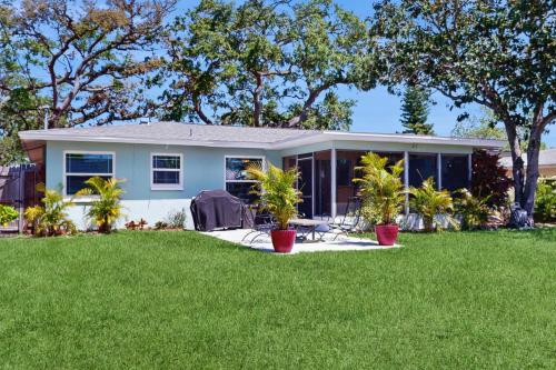 Relax in Retro 2 Br home by RedAwning – Clearwater, FL